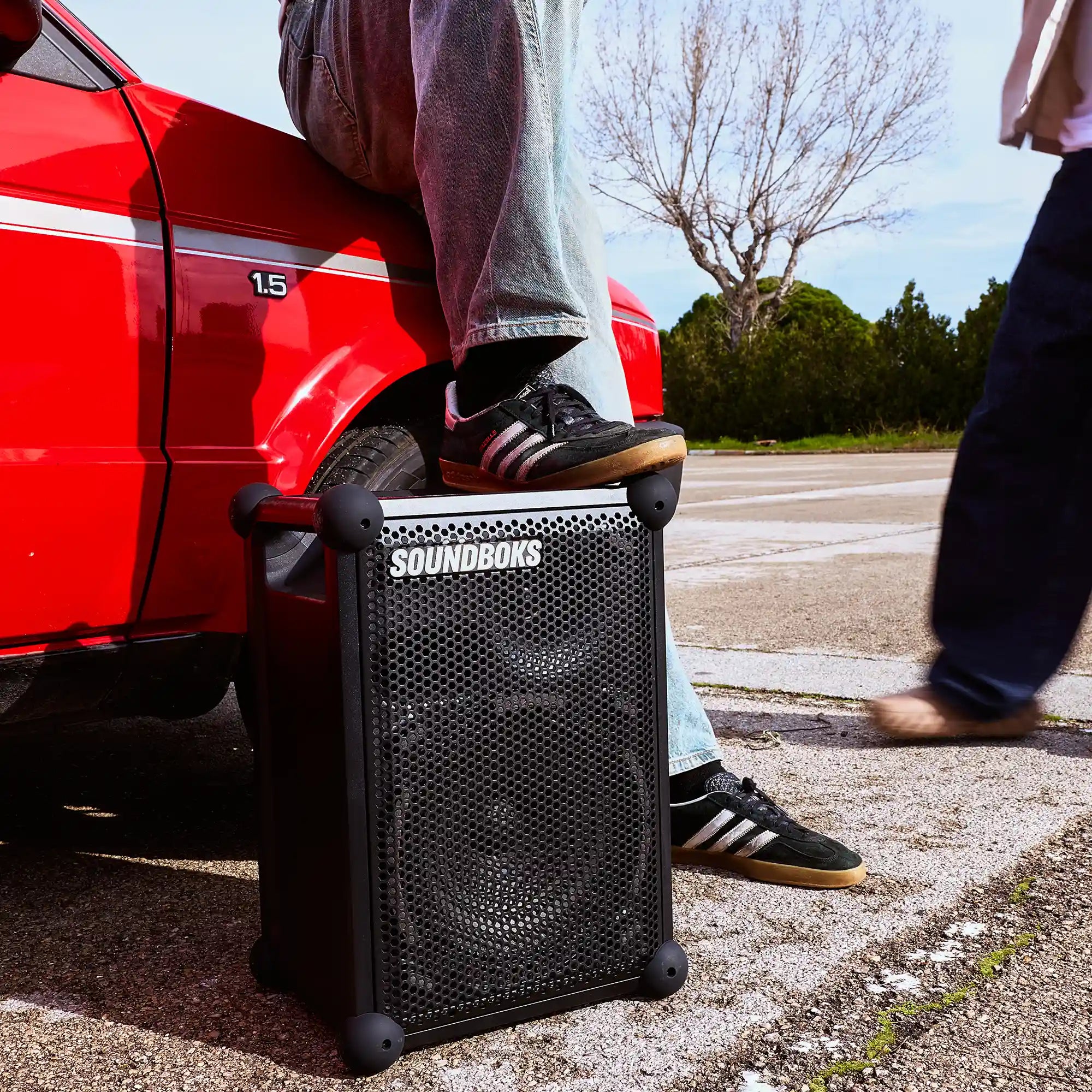 Person resting their foot on the Soundboks Mix